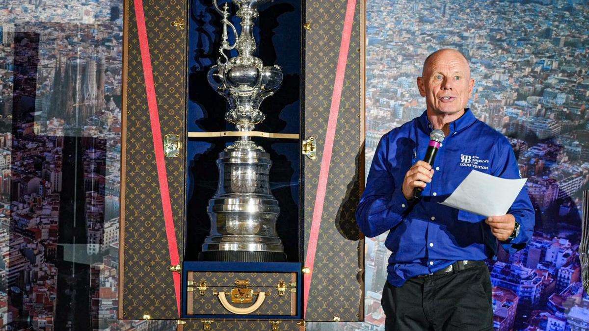 El consejero delegado de America's Cup Event (ACE), Grant Dalton, descubre la jarra de las 100 guineas en el acto de presentación de los cuatro trofeos de la Copa América de vela, en los tinglados del Moll de Llevant.
