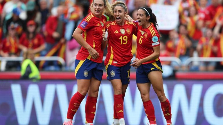 Alexia, Olga Carmona y Aitana Bonmatí celebran el gol ante Bélgica