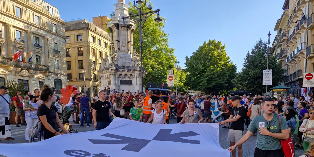 Charanga y marcha en Pamplona por la libertad de los presos de ETA en la víspera de San Fermín
