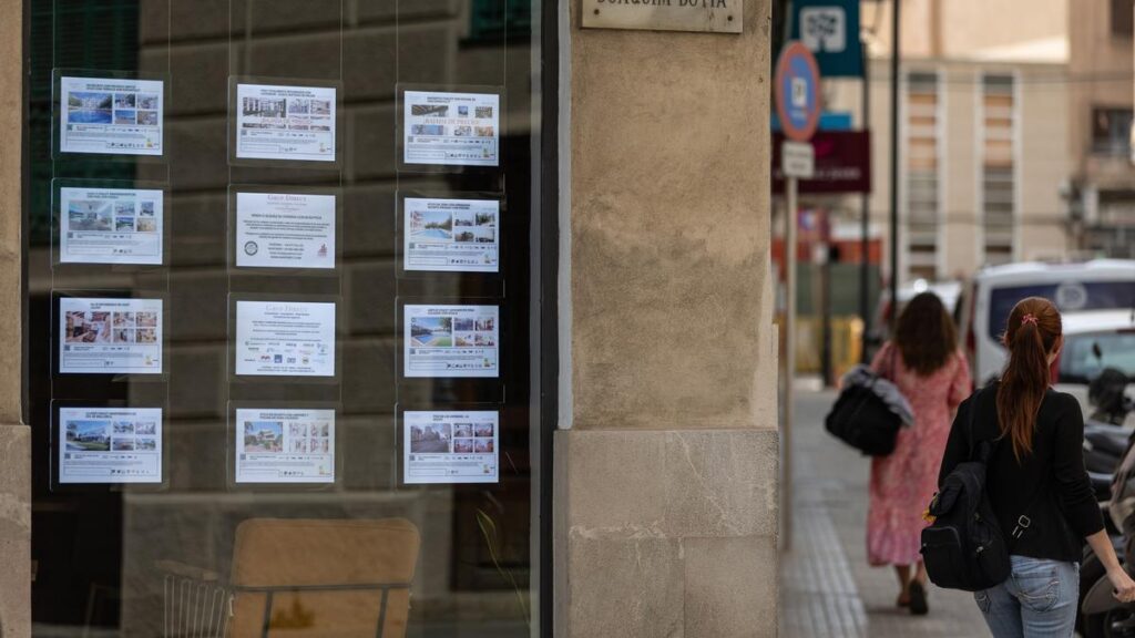 Anuncios de viviendas en venta en una inmobiliaria.