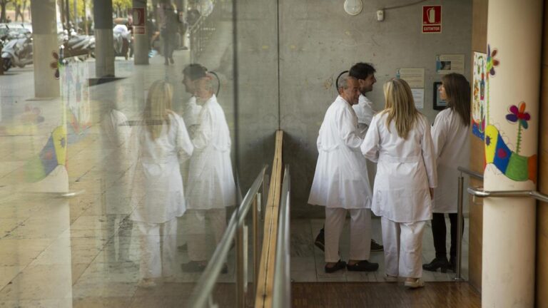 Médicos y enfermeras en un centro sanitario de Barcelona.
