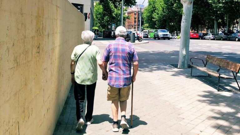 Dos ancianos paseando en Madrid.