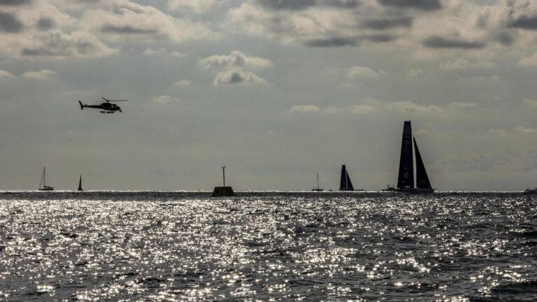 Una baliza automática que delimita el campo de regatas de la Copa América de vela, en la preliminar de Vilanova i la Geltrú, en septiembre de 2023.