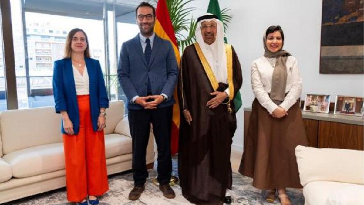 El ministro de Economía, Comercio y Empresa de España, Carlos Cuerpo, y el ministro de Inversiones de Arabia Saudí, Khalid Al-Falih.