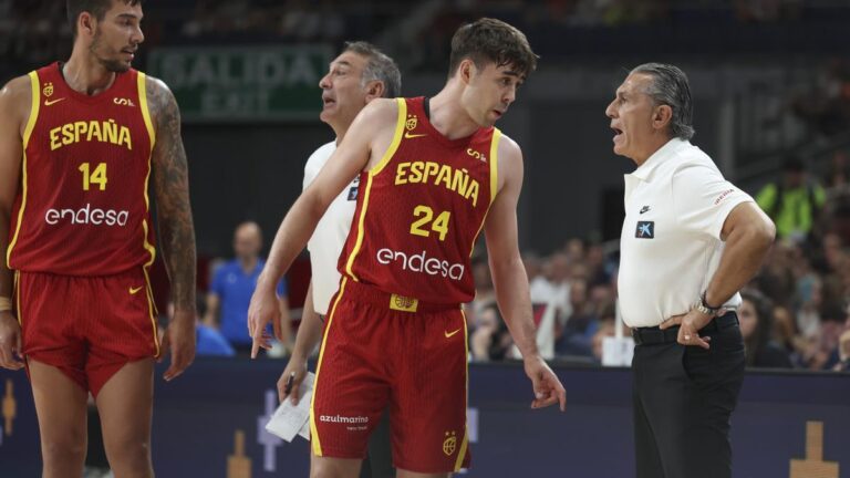 Sergio Scariolo (d) dan indicaciones al base Juan Núñez (2-d) y al pívot Willy Hernangómez (i).