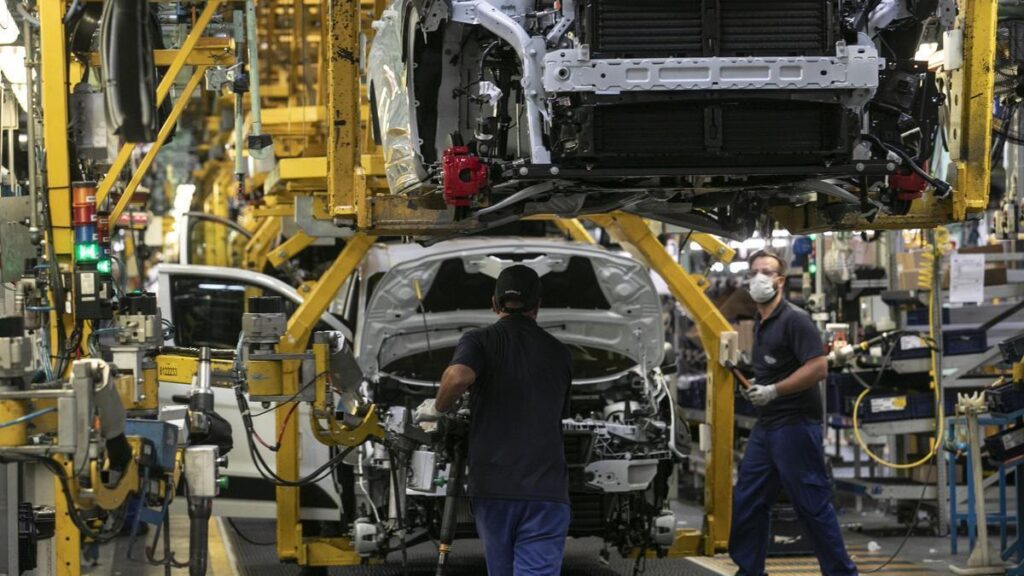 Trabajadores en las líneas de Ford Almussafes, en una imagen de archivo.