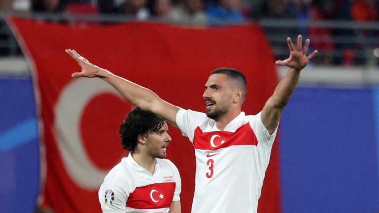 Demir celebra uno de sus goles tras dos saques de esquina de Arda Güler