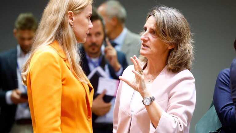 La vicepresidenta tercera, Teresa Ribera, junto a la comisaria de Energía, Kadri Simson.