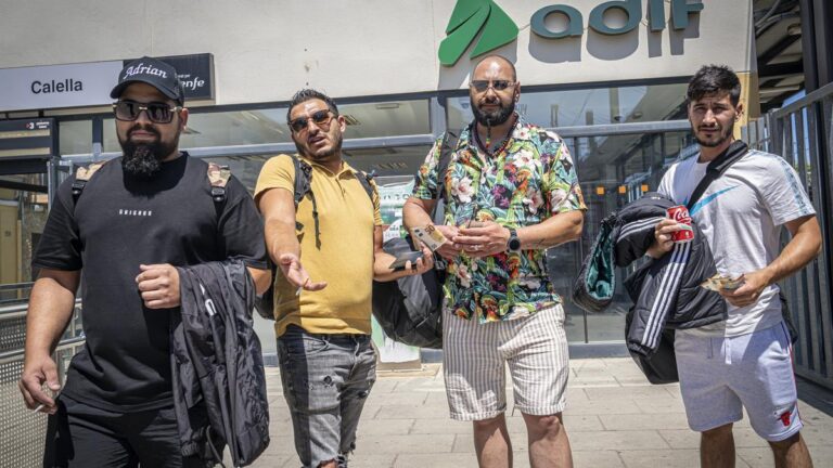 Un grupo de trabajadores rumanos hasta ahora empleados en las obras del Camp Nou, expulsados y de regreso a su país.