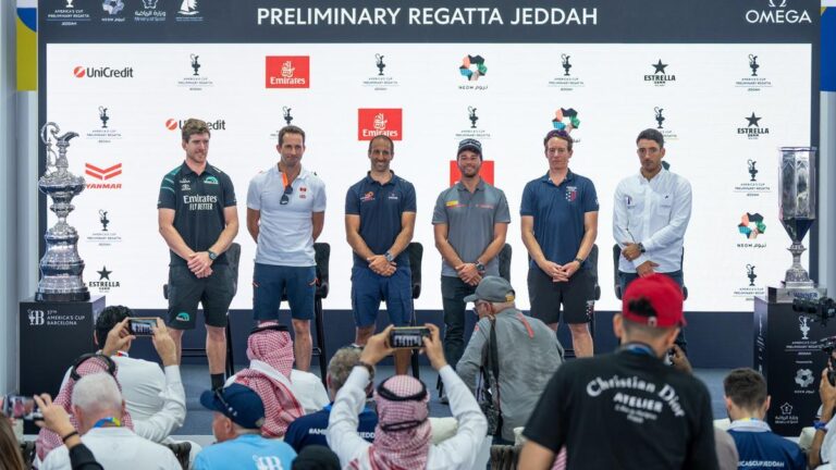 Los patrones de los seis equipos de la Copa América de vela, en la presentación de la regata preliminar de Jeddah, en noviembre.
