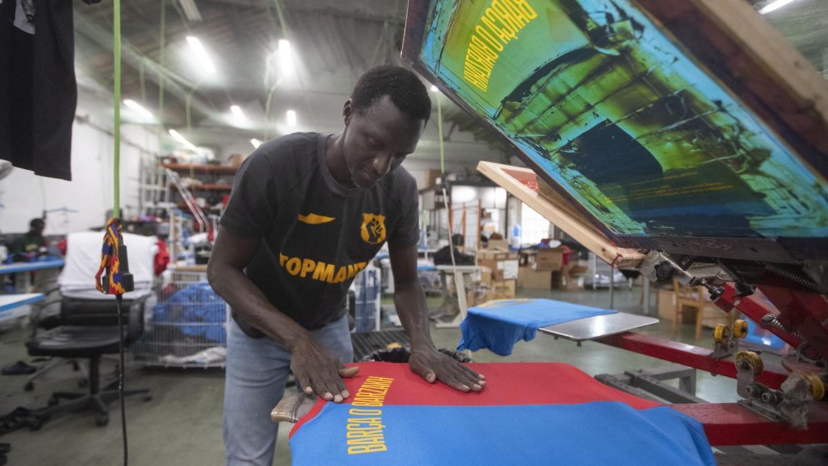 Migración forzada: los manteros denuncian el drama con sus propias camisetas blaugranas