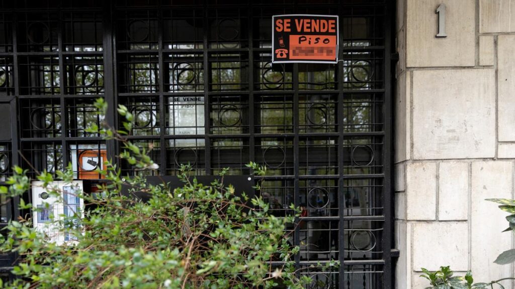 Un cartel de una vivienda en venta.