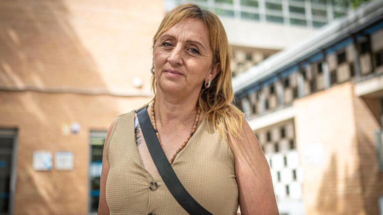 Mari Carmen, vecina del barrio de Sant Roc de Badalona, frente al CAP.