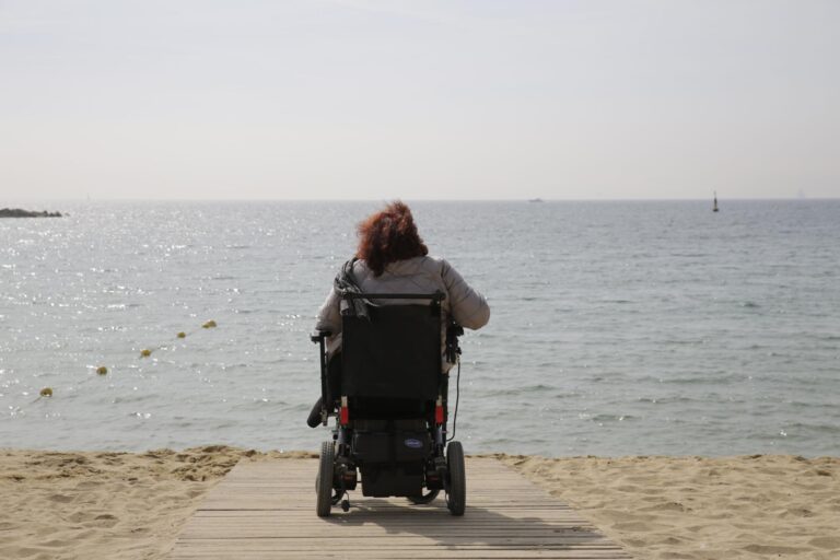 Personas con discapacidad que hacen uso del servicio de baño asistido en las playas de Barcelona