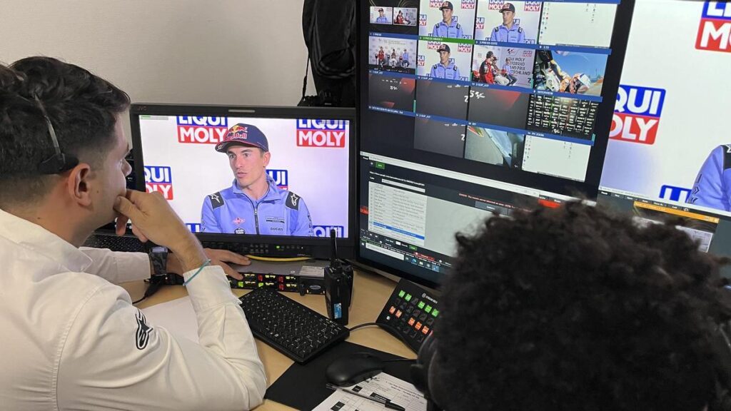 Marc Márquez aparece, hoy, en el monitor principal del realizador de Dorna TV, en la conferencia de prensa de Sachsenring.