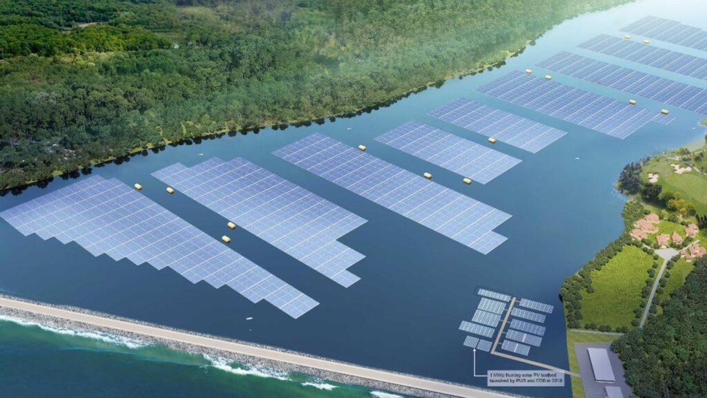 Placas solares en un embalse de Singapur