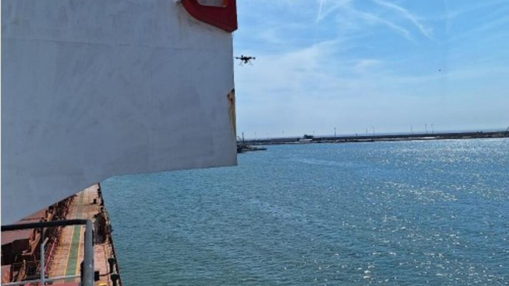 Inspecciones de emisiones contaminantes en buques con el dron facilitado por la Agencia Europea de Seguridad Marítima (EMSA).
