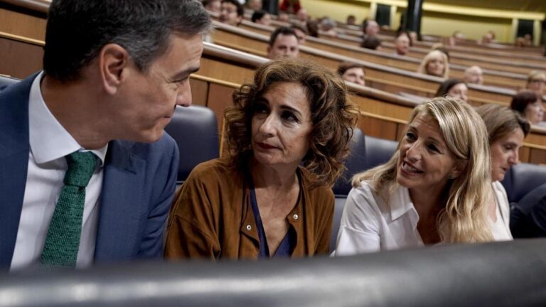 Pedro Sánchez, María Jesús Montero y Yolanda Díaz en la sesión de control del Gobierno, en el Congreso