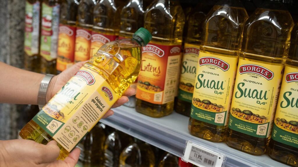Una persona sostiene una botella de aceite, a 21 de junio de 2024.