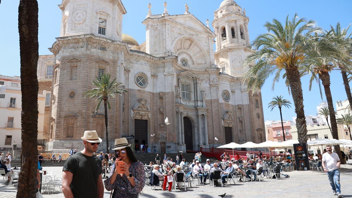 Turistas en la plaza de la Catedral de Cádiz, donde se van a suspender las viviendas turísticas