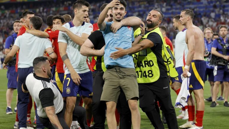 Morata transmite mensaje de tranquilidad y asegura que sólo sufre un golpe