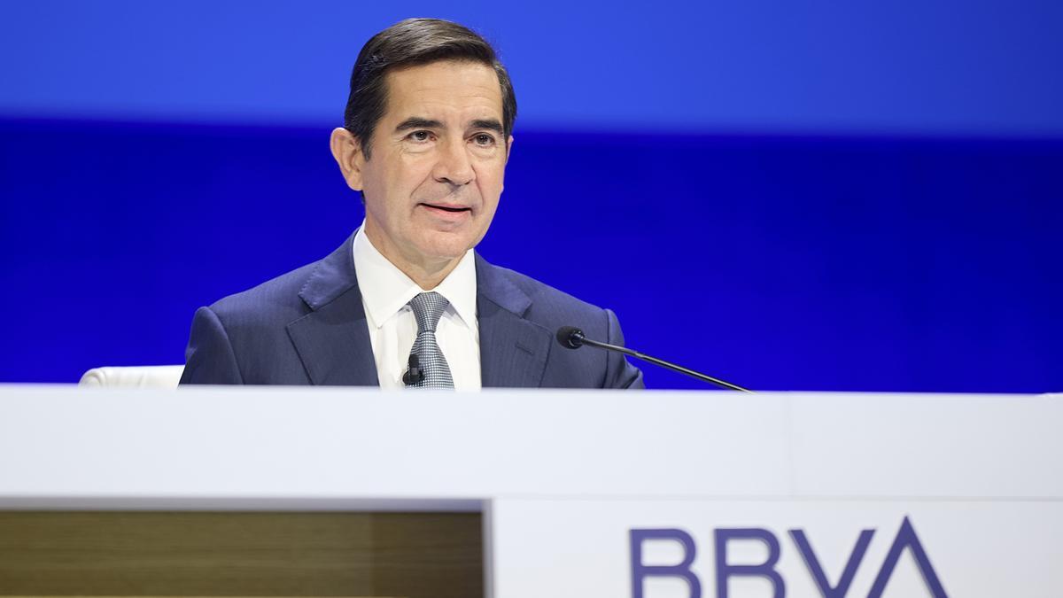 El presidente del BBVA, Carlos Torres Vila, interviene durante la Junta General Extraordinaria de Accionistas del BBVA, en el Palacio Euskalduna, a 5 de julio de 2024, en Bilbao, Vizcaya, País Vasco (España).