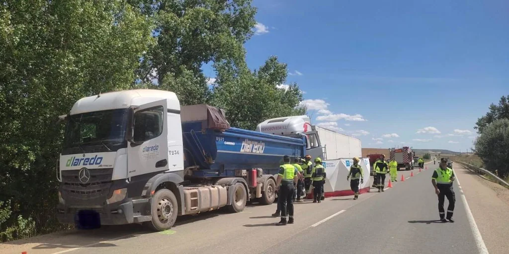 Un fallecido al colisionar dos camiones en Monzón de Campos (Palencia)