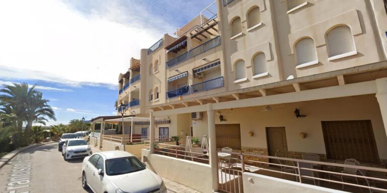 A la venta un piso con piscina y en primera línea de playa en un pueblo de Almería por 95.000 euros