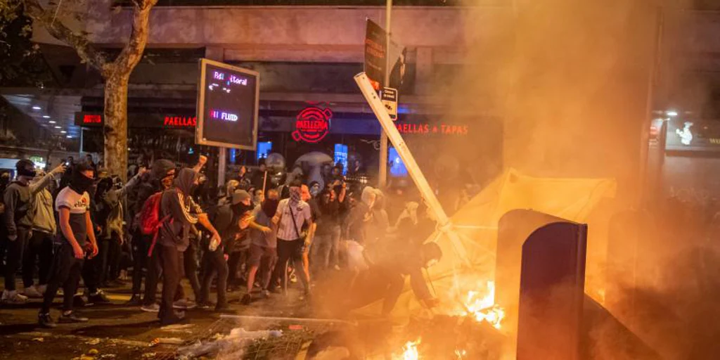 Amnistiados cuatro mossos acusados de lesiones durante las protestas postsentencia