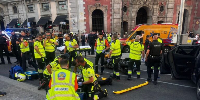 Un joven arrolla a dos policías municipales, que han resultado heridos, en una persecución durante el Orgullo