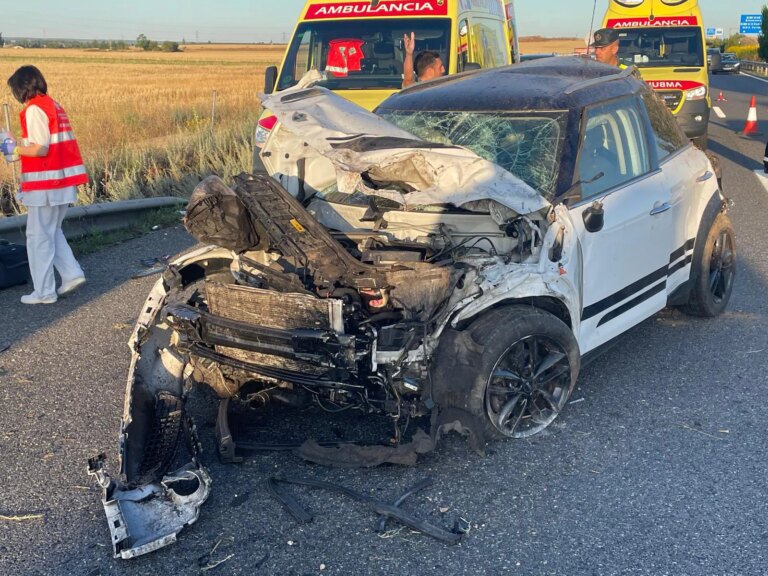 Una mujer resulta herida tras «volar» un coche e impactar contra otro en la A-62 en Valladolid