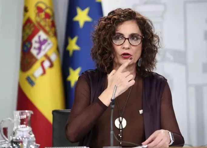 Un juzgado de Madrid cita a María Jesús Montero a una conciliación con la pareja de Ayuso