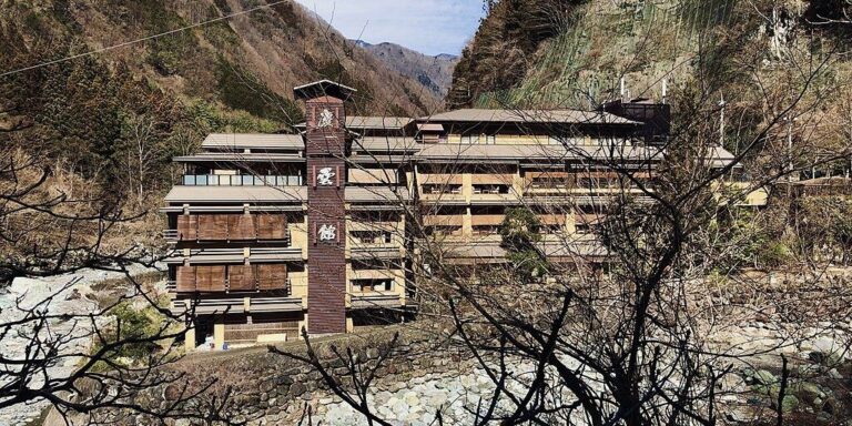 1.300 años y 52 generaciones de baños termales y tradición