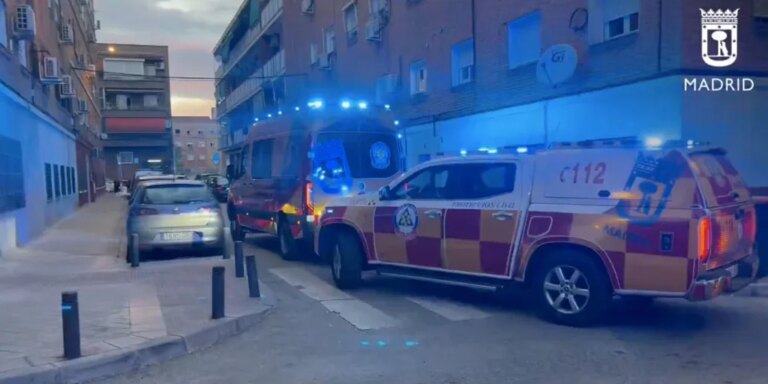 Un joven rocía líquido inflamable a tres hombres y les mete fuego en plena calle de Vallecas