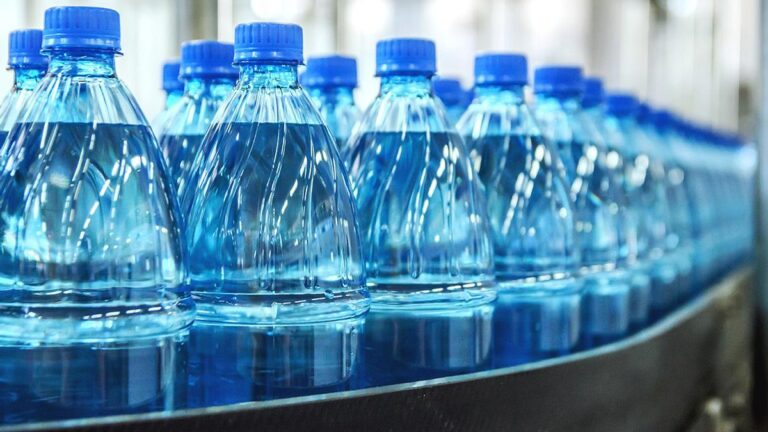 El agua envasada y la de grifo contienen PFAS que amenazan la salud, según un estudio
