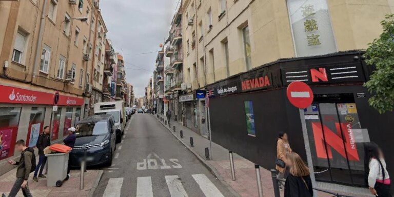 Una pelea en un pub de música latina desató el apuñalamiento que casi le cuesta la vida a un hombre en Usera