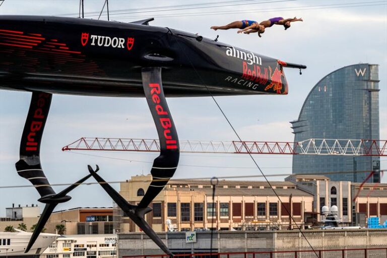 Los aficionados vivieron una jornada memorable en la apertura de la base del Alinghi Red Bull Racing suizo
