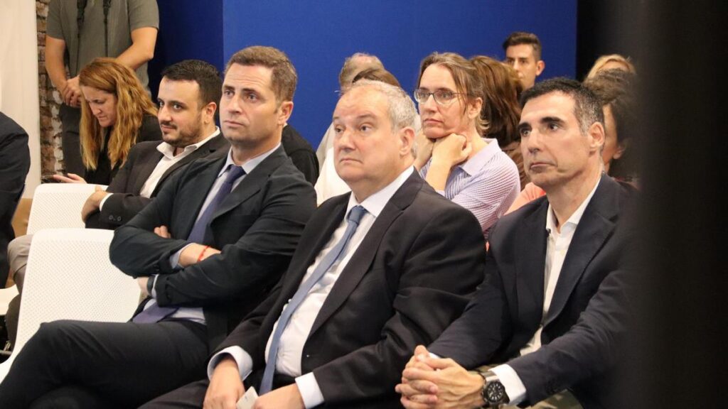 El ministro de Industria y Turismo, Jordi Hereu (centro) junto al consejero delegado de ENISA, Borja Cabezón (izquierda) y Miguel Vicente, presidente de Tech Barcelona