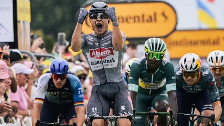 Jasper Philipsen celebra el triunfo en la décima etapa del Tour.