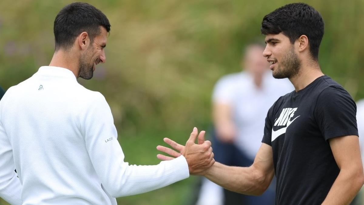 Djokovic y Alcaraz se saludan en las instalaciones de Wimbledon.