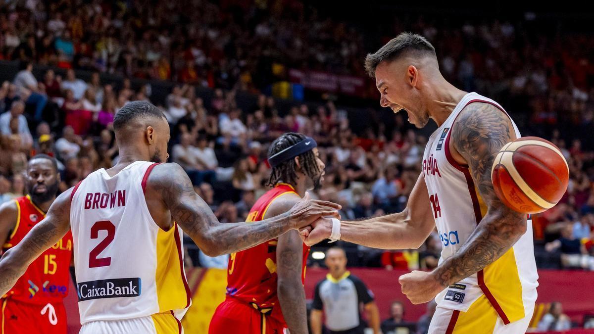Lorenzo Brown y un imparable Willy Hernangómez, en el partido ante Angola.