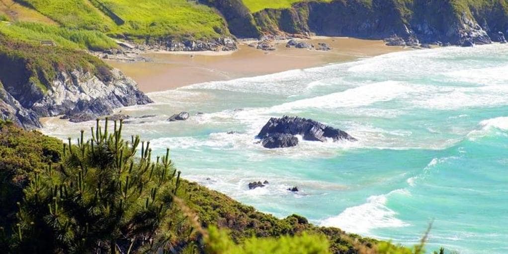 esta es la playa de Galicia para iniciarte en el surf este verano