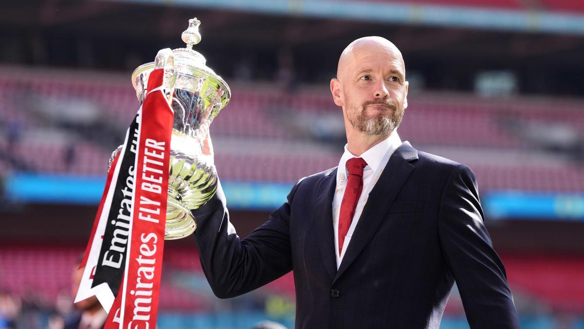 Archivo - El entrenador del Manchester United Erik ten Hag celebra la victoria en la FA Cup.
