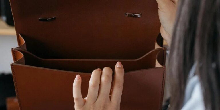 Roban bolsos de la empresa de Ubrique en la que trabajan e intentan revenderlos a su propia jefa