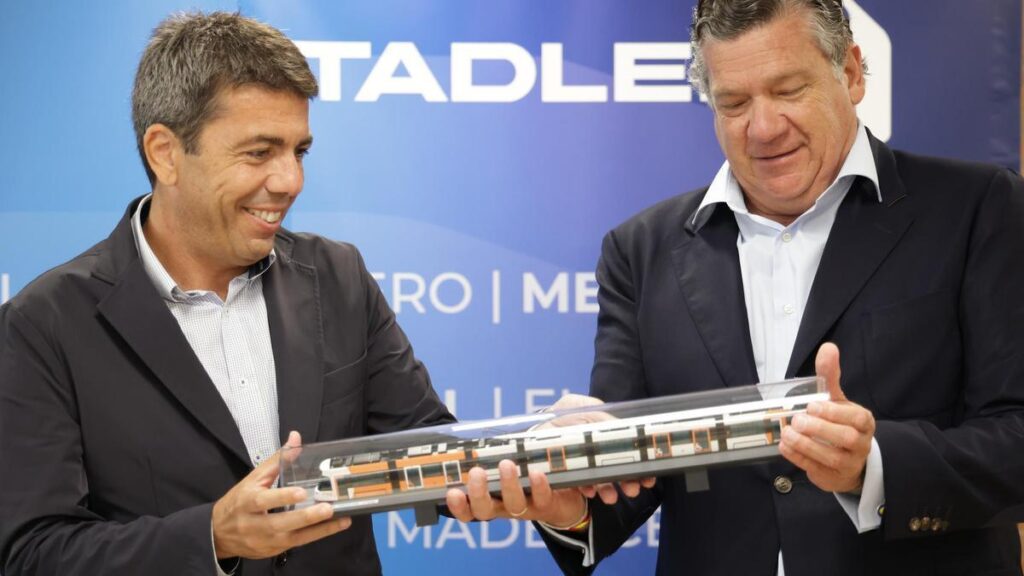 Carlos Mazón e Íñigo Parra, en la fábrica de Stadler.