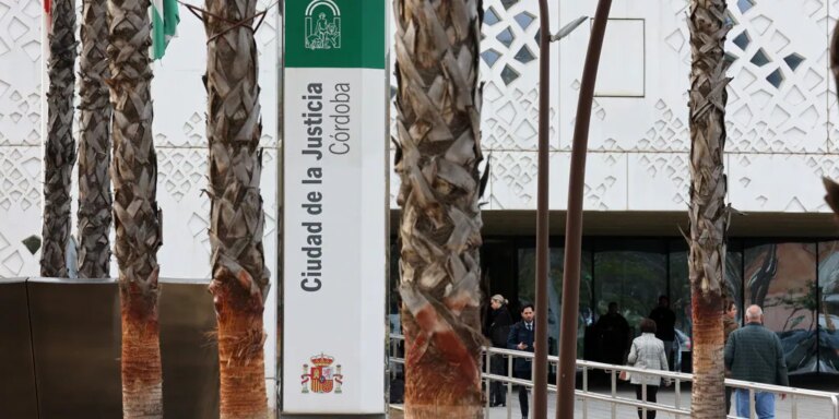 Condenan a dos años de prisión al portero de un colegio en Córdoba por grabar a dos profesoras en los aseos