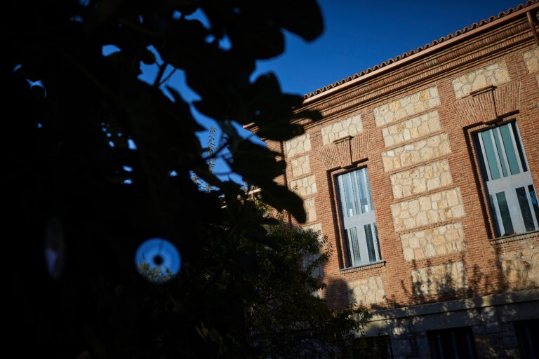 ofrece casa gratis, sueldo y gastos de luz y agua incluidos