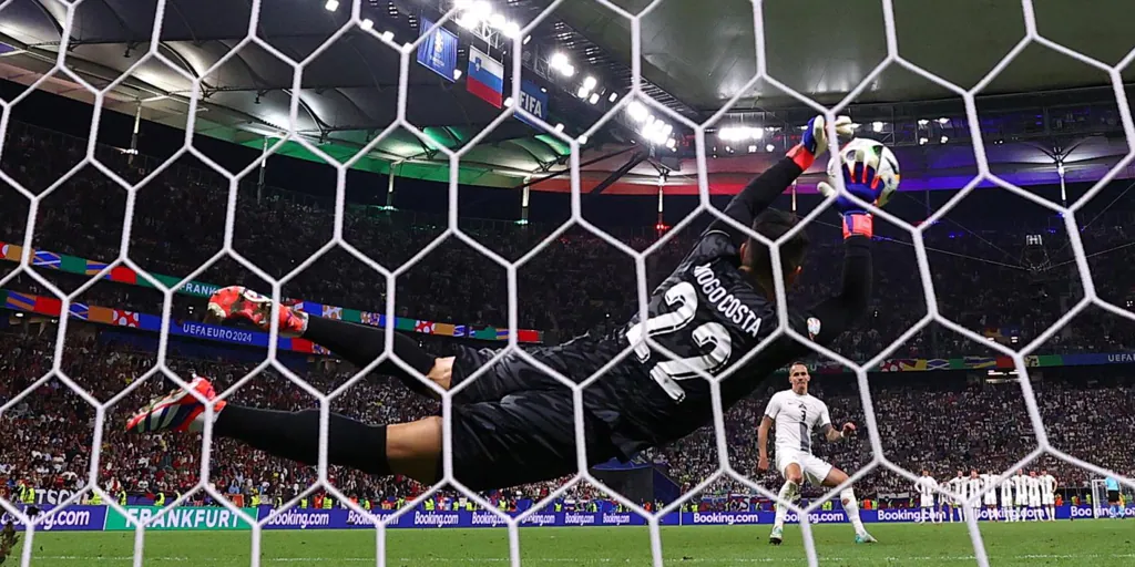 Portugal 0 (3) - Eslovenia 0 (0): Diogo Costa se viste de héroe y mete a una paupérrima Portugal en cuartos