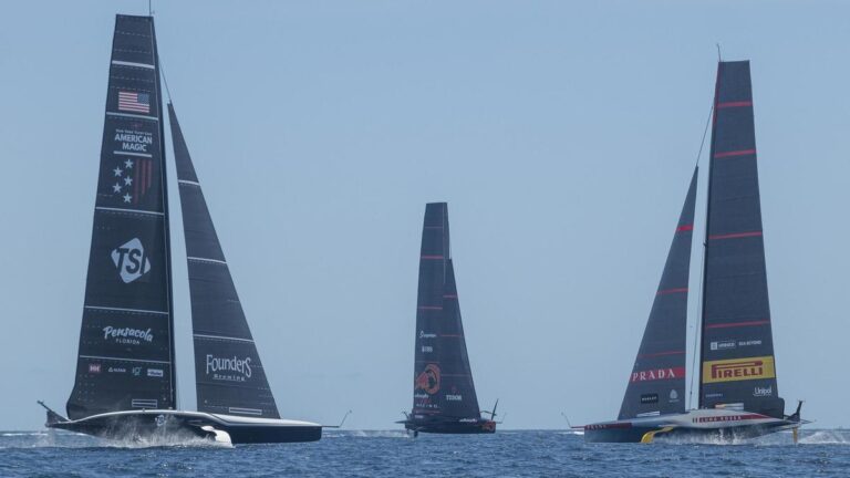 Los AC75 de los americanos, suizos e italianos entrenan en Barcelona a finales de junio.