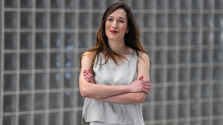Victòria Anna Perea Sánchez, la primera 'niña probeta' de España, que ahora cumple 40 años.